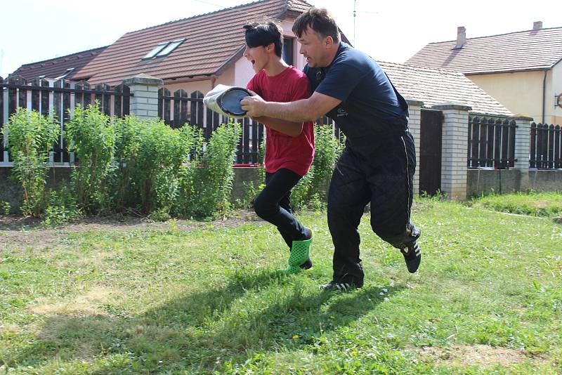 Policejní psovodi předváděli umění služebních psů na Základní škole v Lužci nad Vltavou.