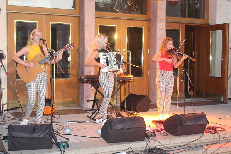 Koncert sesterského tria The Priester Sisters nabídl posluchačům kromě swingu také balkánské či slovenské lidové písně.