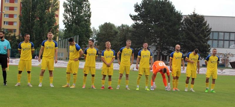 Neratovice (ve žlutém)  ve druhém kole divize B podlehly doma SK Kladno 0:2.