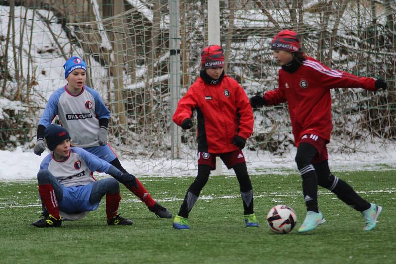 Starší přípravka FK Pšovka Mělník změřila v rámci zimní ligy na Vltavínu síly s dívčím týmem pražské Sparty.