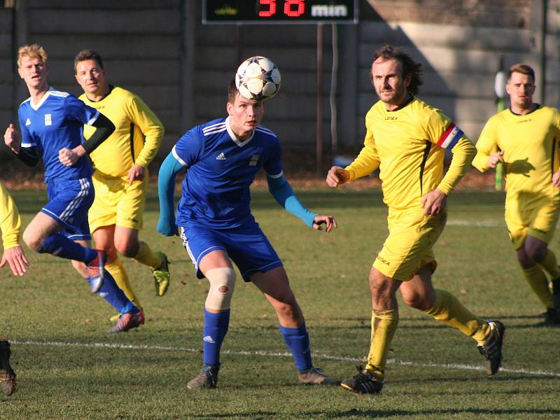 OP, 13. kolo: SK Labský Kostelec (v modrém) - Sokol Záryby B 10:0.