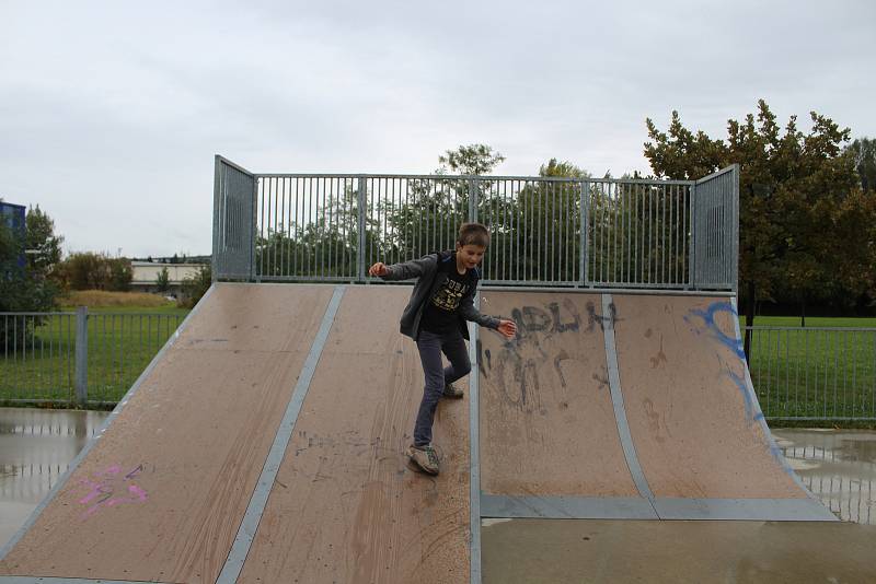 Mělničtí školáci užívají poslední volné dny z letních prázdnin ve skateparku Na Podolí.