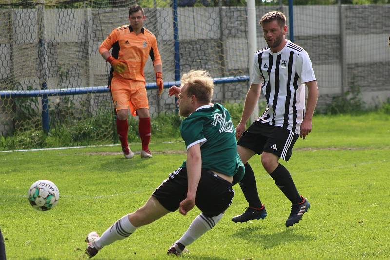 Fotbalisté Labského Kostelce prohráli v okresním přeboru s vedoucími Čečelicemi 1:2 po penaltách. Utkání odřídil ligový rozhodčí Vít Melichar.