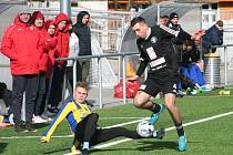 Fotbalisté FK Neratovice/Byškovice porazili v přípravném utkání vedoucí tým divize C FK Kolín (v černém) 4:1.