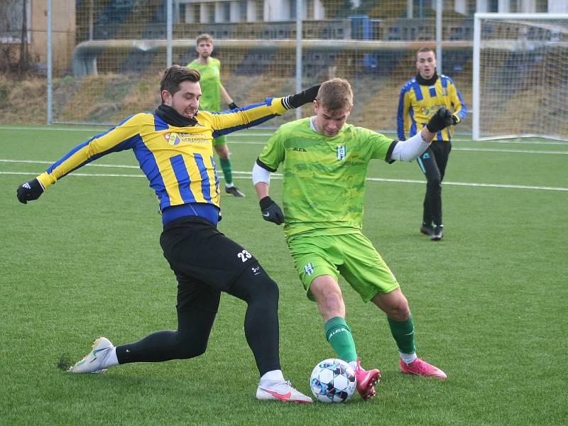 Fotbalisté FK Neratovice/Byškovice (žlutomodré dresy) v prvním přípravném utkání podlehli třetiligovému FK Loko Vltavín 3:4.