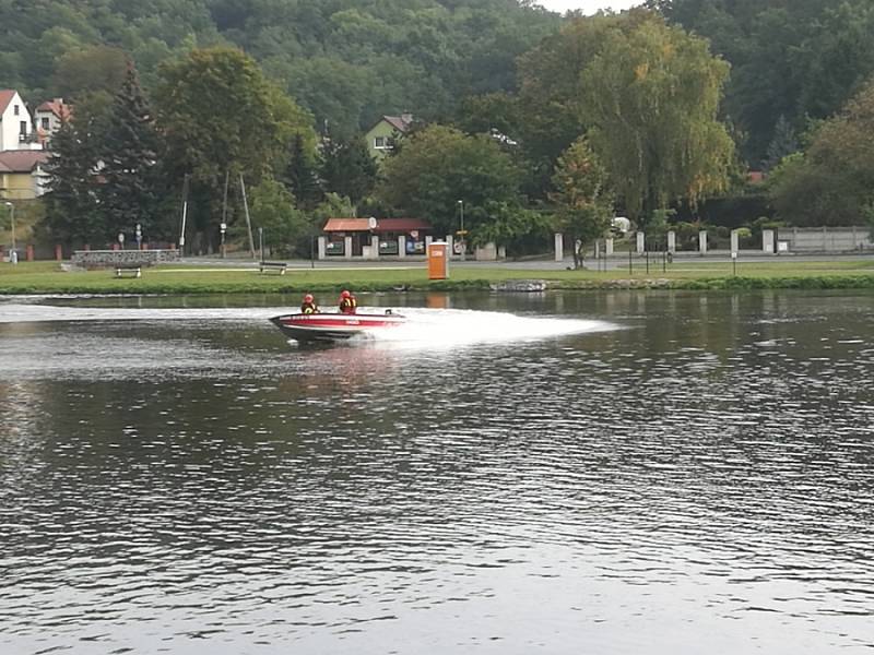 Profesionální hasiči z Roztok trénovali ovládání člunu