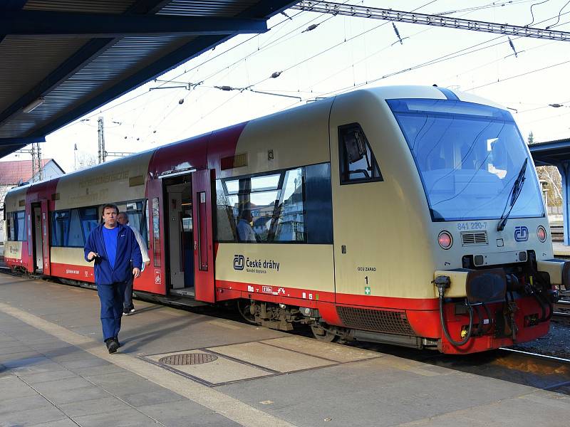 RegioSpider, jak České dráhy nazvaly motorovou jednotku Stadler RS 21, představil v pondělí dopravce společně s Integrovanou dopravou Středočeského kraje a krajským radním pro oblast veřejné dopravy Petrem Boreckým (STAN).