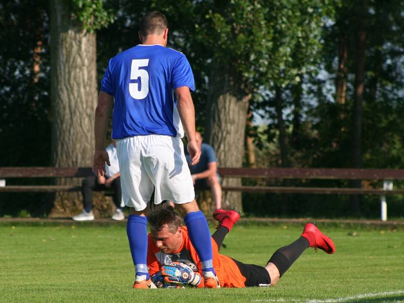 Výběr OFS Mělník (v bílém) podlehl Berounu vysoko 0:5.