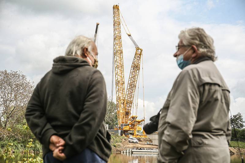 Z instalace nového zdvižného železničního mostu v Lužci nad Vltavou v květnu roku 2020.