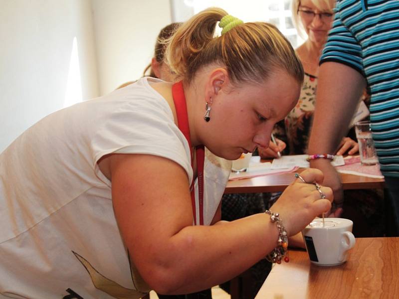 Soutěž v přípravě míchaných nápojů a malování na kávu v cukrárně Pojďte dál.