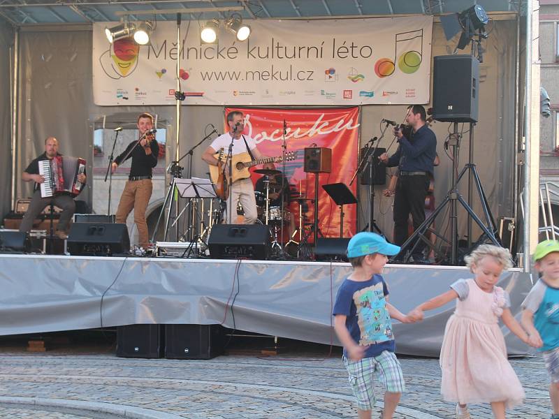 Koncert kapely Docuku z Valašského Meziříčí na náměstí Míru v Mělníku.