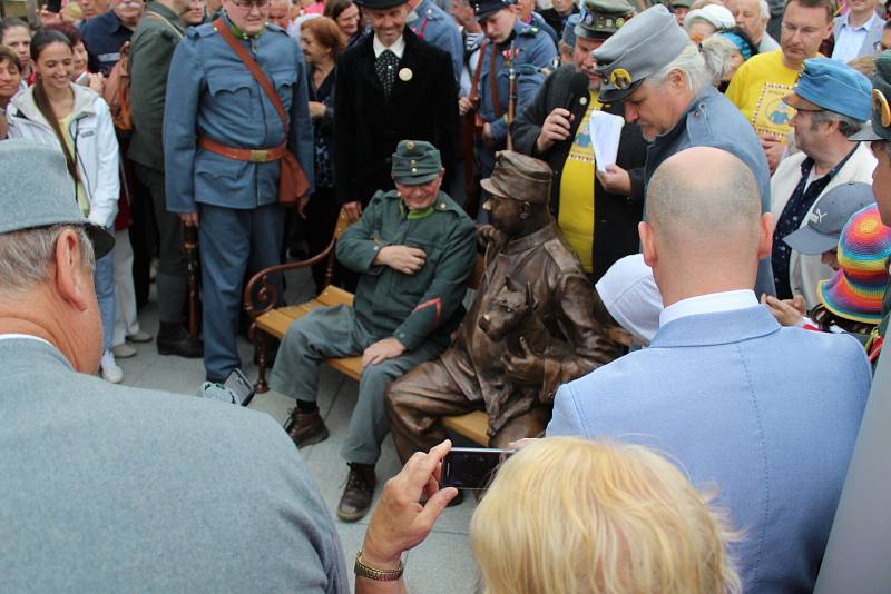 Kralupy už mají svého bronzového Švejka, který sedí na lavičce před městským úřadem na Palackého náměstí.