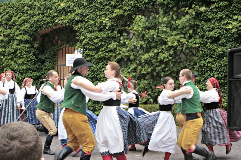 Mělník ožil letos již po jedenadvacáté folklórním festivalem Mělnický Vrkoč, který každý rok nabízí pestrou škálu lidových tradic z různých koutů republiky.