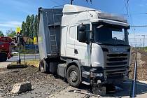 Na železničním přejezdu v Mělníce uvázl nákladní automobil.