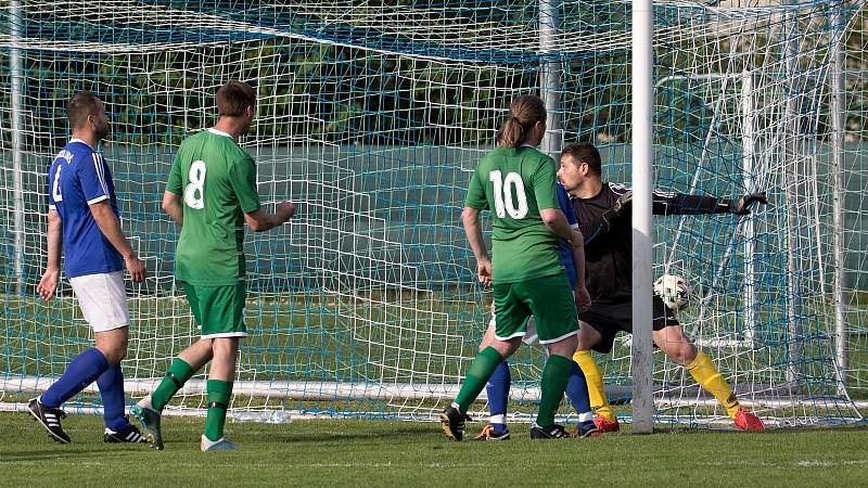 Okresní přebor: Sokol Libiš B (v modrém) - Sokol Tišice (2:3 np)