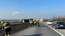 Nehoda nákladní soupravy na dálnici D8 u Postřižína