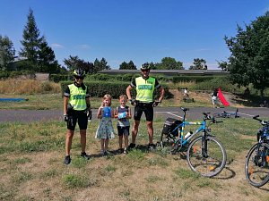 Policisté apelovali na cyklisty na nezbytnost používání přilby bez ohledu na věk.