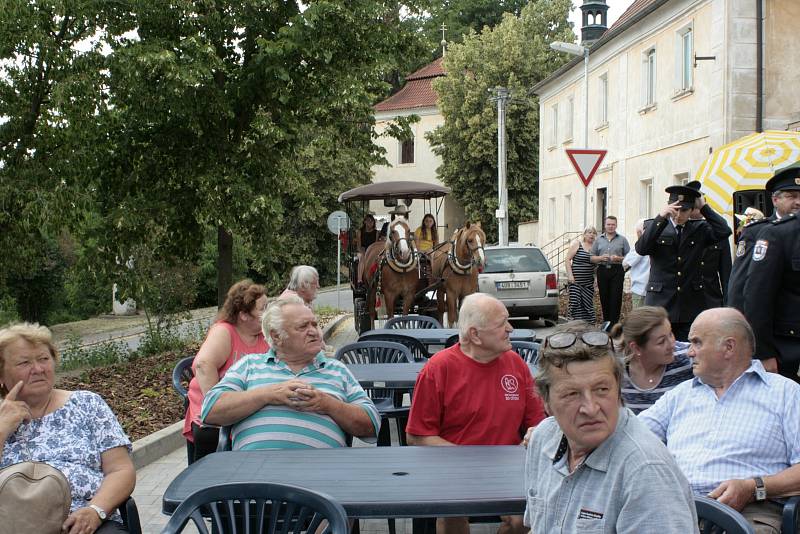 Před místní základní školou se v pátek odpoledne 8. června sešly desítky dětí a dospělých z celého Cítova.