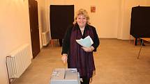 Volební komise v Byšicích měla po otevření místnosti ve 14 hodin plné ruce práce. Její členové odvolili mezi prvními.