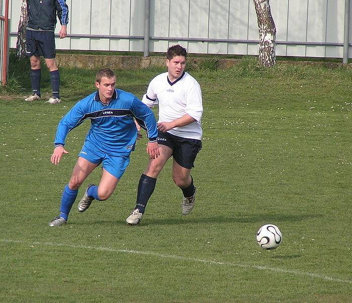 Fotbalisté Horních Počapel (v modrém) vstoupili do odvet domácí výhrou nad Botafogem Mělník (4:1).