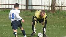 Fotbalisté Horních Počapel (v modrém) vstoupili do odvet domácí výhrou nad Botafogem Mělník (4:1).