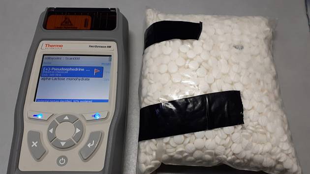 Středočeští celníci při běžné kontrole vozidel na D8 odhalili téměř kilogram tablet s obsahem pseudoefedrinu a náčiní, které slouží k výrobě drog.