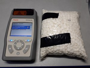 Středočeští celníci při běžné kontrole vozidel na D8 odhalili téměř kilogram tablet s obsahem pseudoefedrinu a náčiní, které slouží k výrobě drog.
