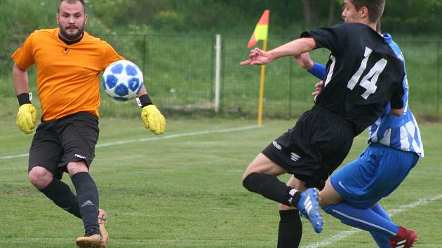 Fotbalisté FC Mělník (v černém) porazili v duelu prvního s druhým béčko Dobrovice 3:0 a vládnou skupině s desetibodovým náskokem.