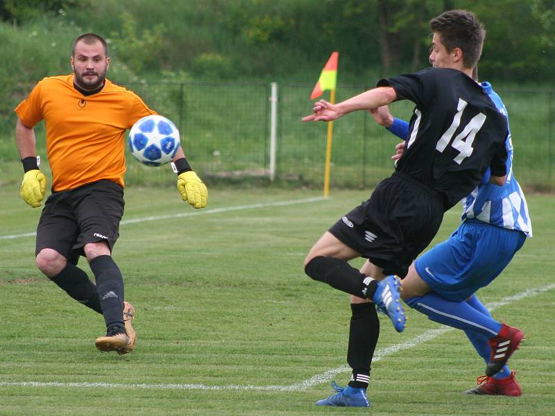 Fotbalisté FC Mělník (v černém) porazili v duelu prvního s druhým béčko Dobrovice 3:0 a vládnou skupině s desetibodovým náskokem.