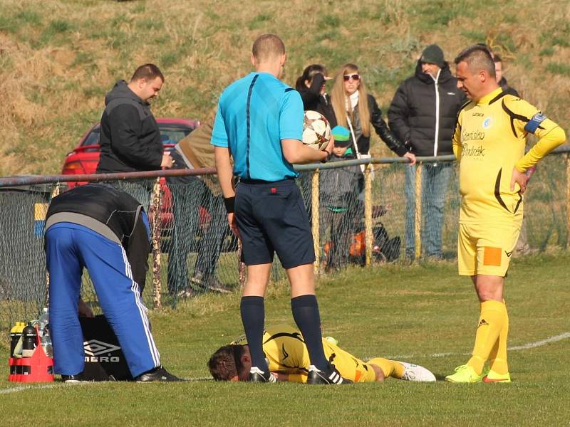 Sokol Ovčáry (ve žlutém) - Tatran Rakovník (6:0); 19. kolo krajského přeboru; 28. března 2015