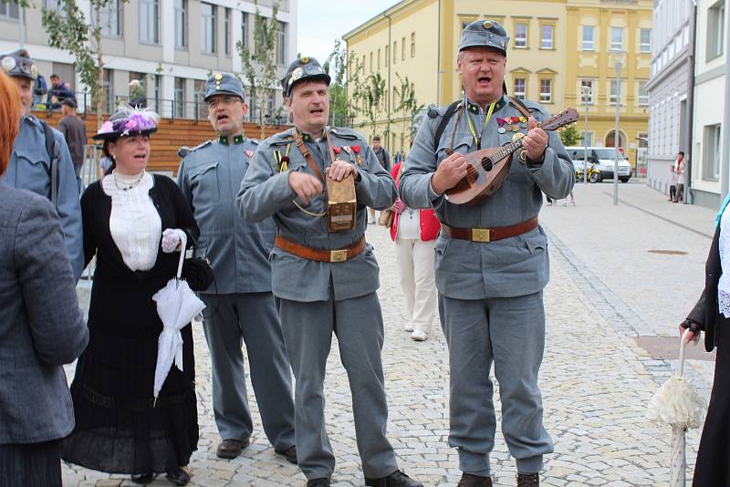 Kralupy už mají svého bronzového Švejka, který sedí na lavičce před městským úřadem na Palackého náměstí.