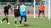 Fotbalisté FK Neratovice/Byškovice (v modrém) porazili v předposledním kole divize B sousedy ze Sokola Libiš 5:1.