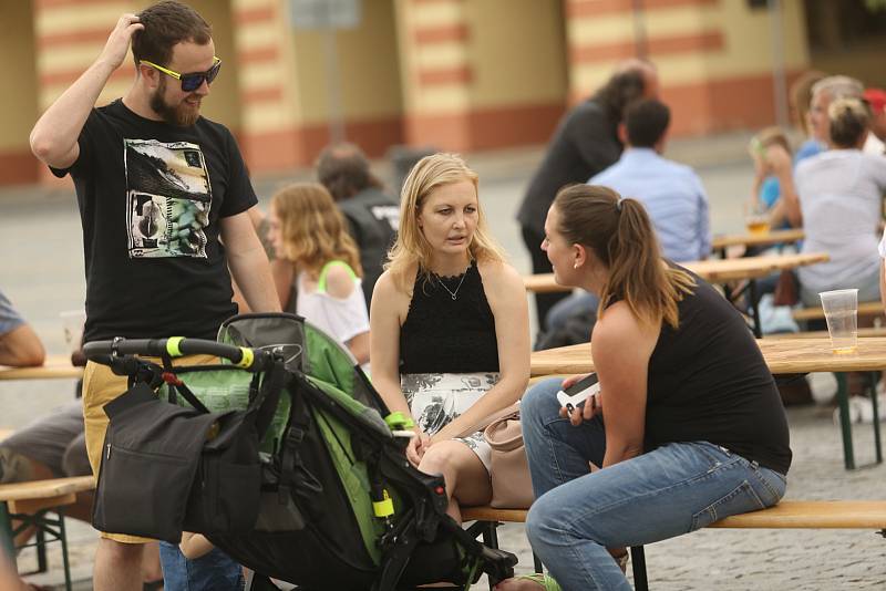 V sobotu 22. června se od 14 hodin lidé začali scházet na mělnickém náměstí Míru, aby si vychutnali příjemné počasí na sympatickém bluesovém festiválku Taste of Italy.