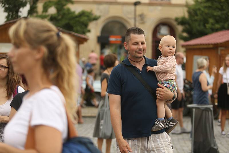 V sobotu 22. června se od 14 hodin lidé začali scházet na mělnickém náměstí Míru, aby si vychutnali příjemné počasí na sympatickém bluesovém festiválku Taste of Italy.