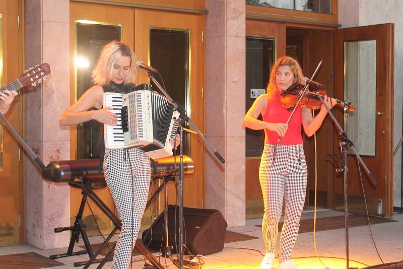 Koncert sesterského tria The Priester Sisters nabídl posluchačům kromě swingu také balkánské či slovenské lidové písně.