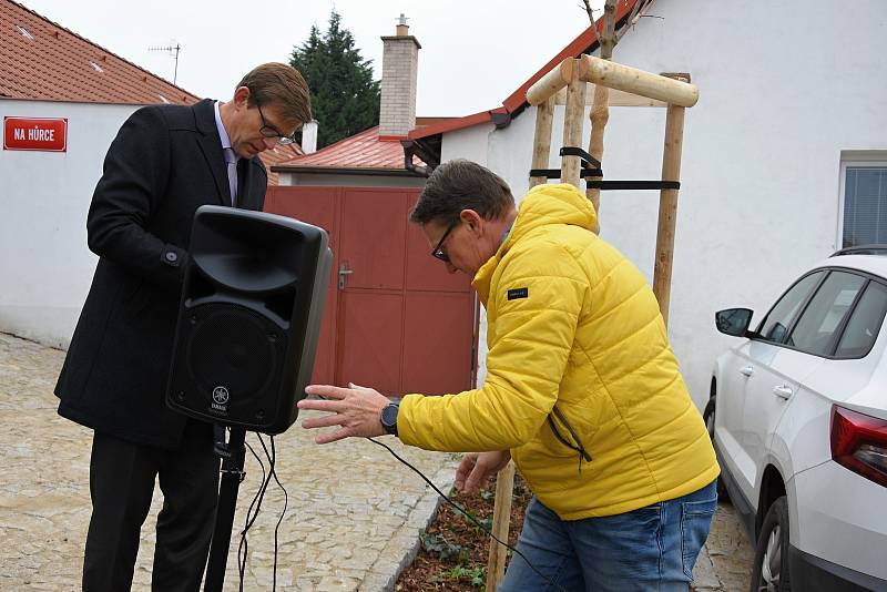 Ze slavnosti v obci Líbeznice, při které se kapličce sv. Ludmily dostalo požehnání od faráře Vladimíra Málka za přítomnosti starosty obce Martina Kupky (ODS) a dalších zástupců vedení obce.