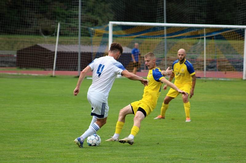 Neratovice (ve žlutém)  ve druhém kole divize B podlehly doma SK Kladno 0:2.