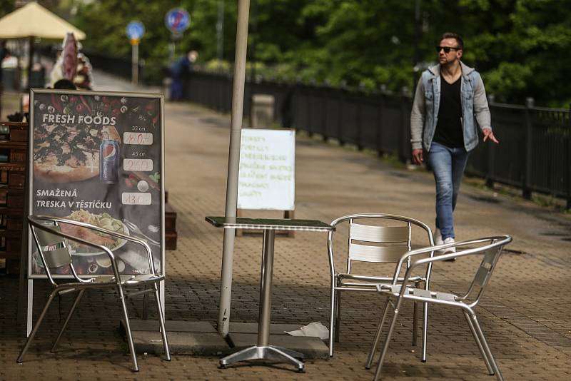 Zahrádky kaváren a restaurací v Kralupech nad Vltavou ve středu 19. května 2021.