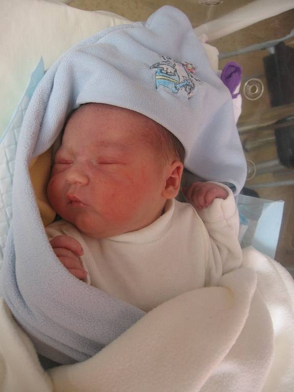 Adam Čech se rodičům Zuzaně a Jakubovi z Lešan narodil v neratovické porodnici 5. března 2017, vážil 4 kg a měřil 50 cm. Na brášku se těší 4letý Oliver a 2letá Ema.