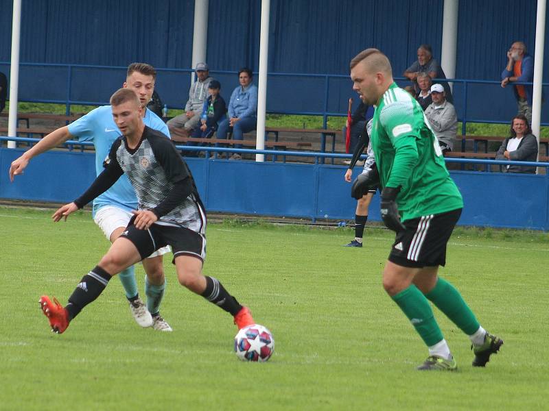 Fotbalisté Kralup (v modrém) porazili na domácím hřišti v rámci pátého kola I. B třídy Kosmonosy B 1:0. Jedinou branku vstřelil po změně stran Matěj Řenč z pokutového kopu.