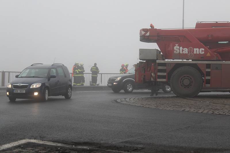 Nehoda autobusu na silnici I/16 před kruhovým objezdem u Nového mostu v Mělníku.