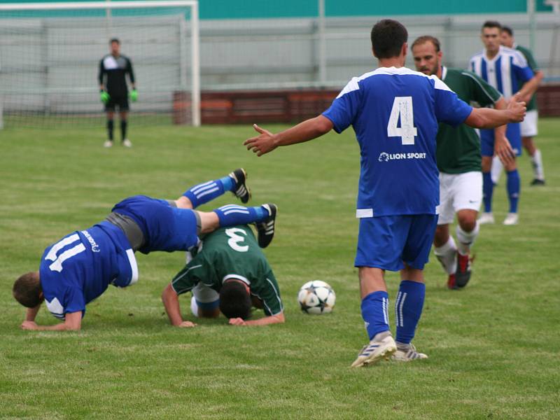 Fotbalisté mělnické Pšovky (v modrém) porazili ve druhém kole I. A třídy Čelákovice 1:0 po penaltovém rozstřelu.