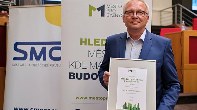 Starosta Brandýsa nad Labem-Staré Boleslavi Vlastimil Picek s oceněním srovnávacího výzkumu Město pro byznys.