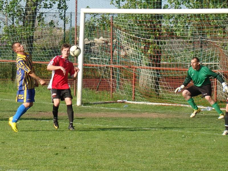 I. B: Vysoká - FC Mělník (v červeném)