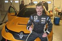 Za volantem auta, které s podporou Renault Sportu vyvíjí švýcarská stáj Vukovič Motorsport, se objevil mělnický závodník Tomáš Pekař.