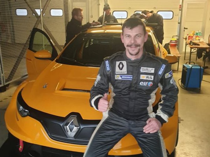 Za volantem auta, které s podporou Renault Sportu vyvíjí švýcarská stáj Vukovič Motorsport, se objevil mělnický závodník Tomáš Pekař.