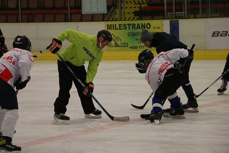 Pátý kemp Školy hokejových talentů proběhl v Mělníku. Děti si před Vánoci zahrály proti svým rodičům.