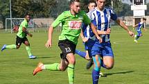 Fotbalisté Sokola Libiš (v modrém) porazili v domácím utkání 6. kola divize C Benátky nad Jizerou 2:1.