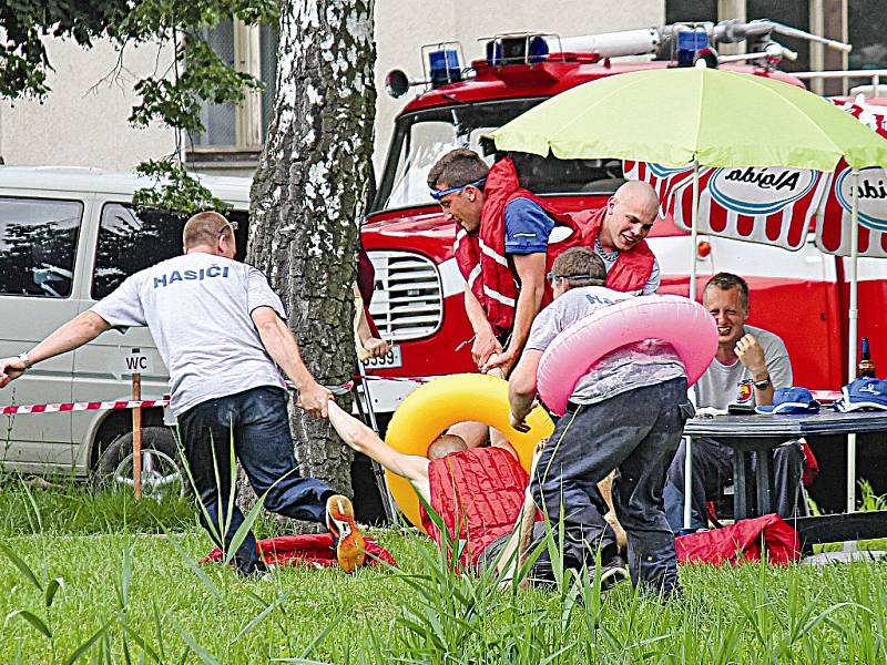 Hasičský kačák 2013 v Nedomicích. Do cíle je potřeba dostat i velitele, a to jakýmkoliv způsobem.