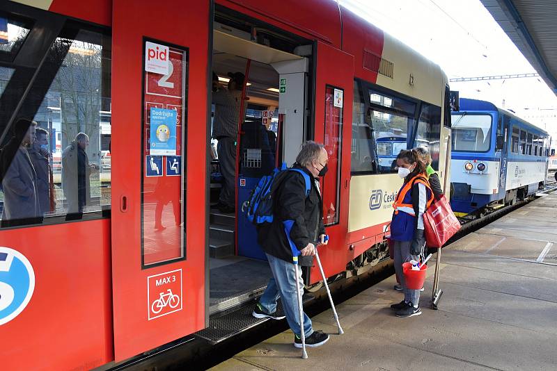 RegioSpider, jak České dráhy nazvaly motorovou jednotku Stadler RS 21, představil v pondělí dopravce společně s Integrovanou dopravou Středočeského kraje a krajským radním pro oblast veřejné dopravy Petrem Boreckým (STAN).